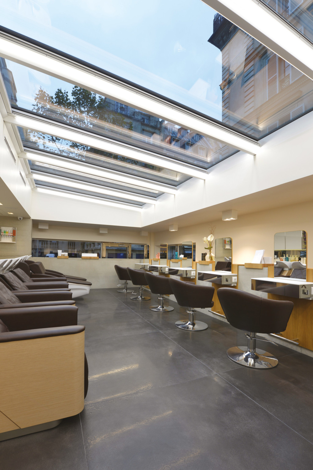 Hairdresser's salon, rue des Martyrs - Projectiles