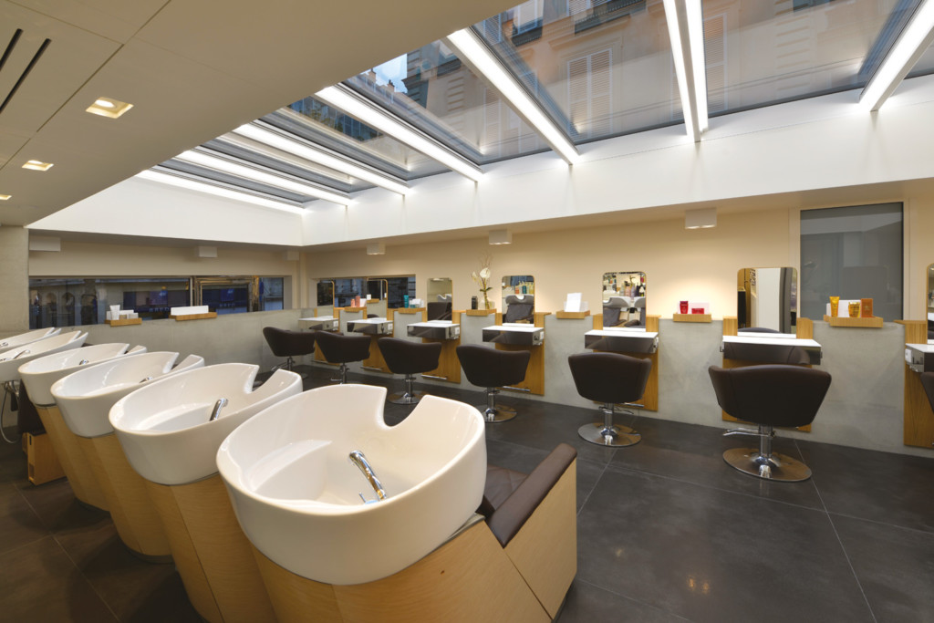 Salon de coiffure, rue des Martyrs - Projectiles