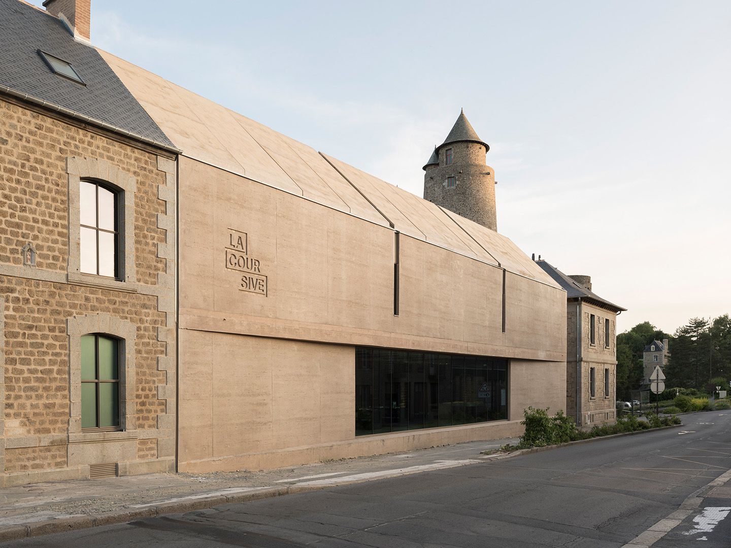 APERCU -Antoine Cardi_Projectiles_06-25_musée Fougères_extérieur_-15